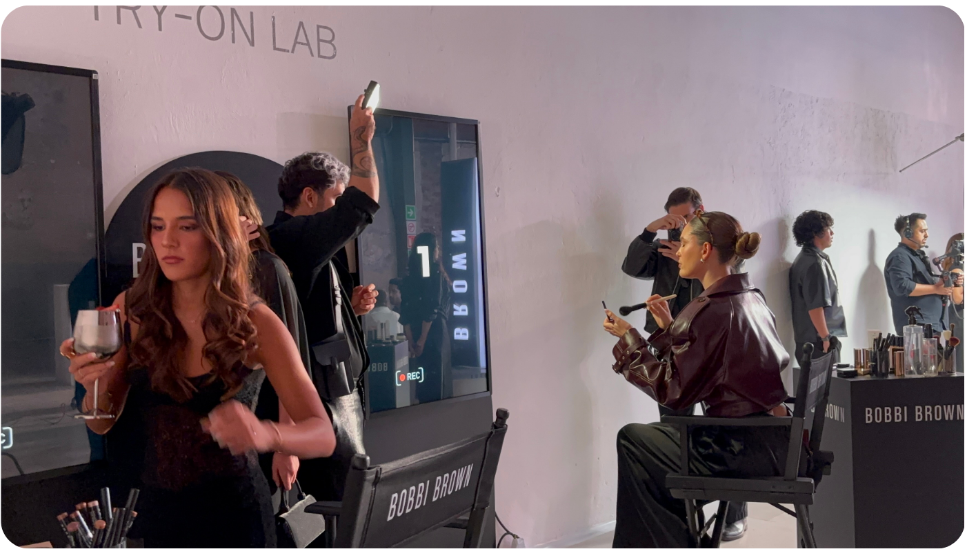 Espejo interactivo aplicación con influencer en prueba de maquillaje Bobbi Brown Amazon (2)
