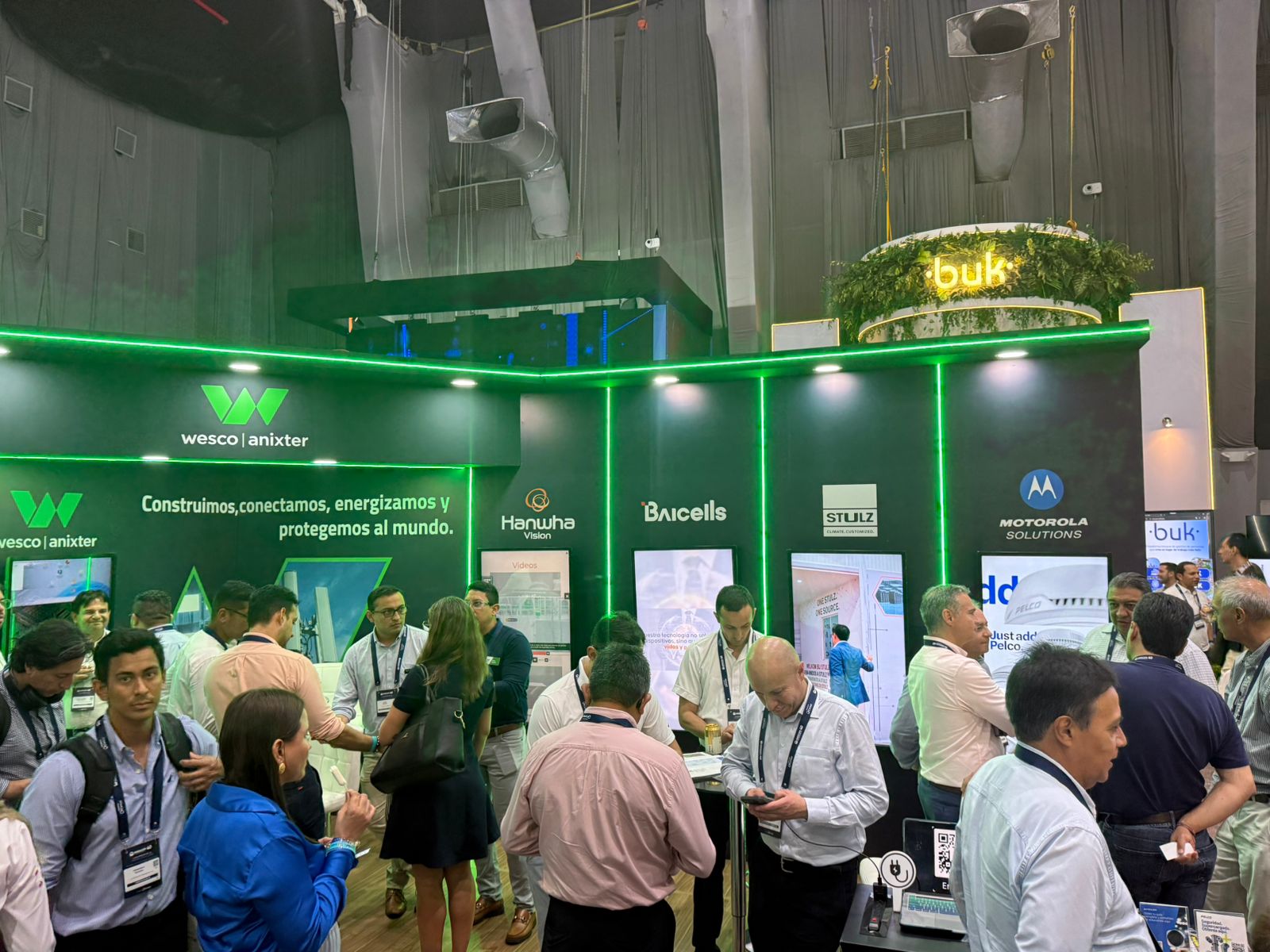 Stand de Wesco Anixter en ANDICOM 2025 con tecnología de Smart Touch